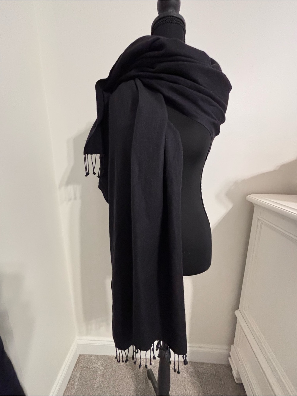 Kenneth Cole womens black 55% Pashmina Cashmere and 45% Silk tassel fringe 77x30 - Picture 2 of 7